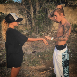 Justin Bieber et sa petite-amie supposée Hailey Baldwin / photo postée sur Instagram, à la fin du mois de décembre 2015.