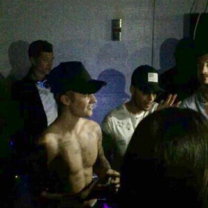 Exclusif - Justin Bieber pose torse nu lors de la soirée du réveillon du Nouvel an à Saint-Barthélemy le 31 décembre 2015. Le chanteur était hébergé par Leonardo DiCaprio.