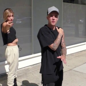 Justin Bieber (après la publication dans la presse des photos le montrant nu en polynésie) et Hailey Baldwin à Beverly Hills le 7 octobre 2015