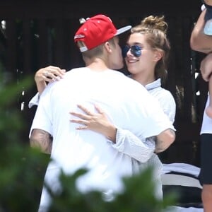 Justin Bieber et Hailey Baldwin se montrent très proches en public au bord d'une piscine avec des amis à Miami, le 15 juin 2015. Alors, sont-ils en couple? Affaire à suivre...