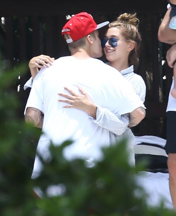 Justin Bieber et Hailey Baldwin se montrent très proches en public au bord d'une piscine avec des amis à Miami, le 15 juin 2015. Alors, sont-ils en couple? Affaire à suivre...
