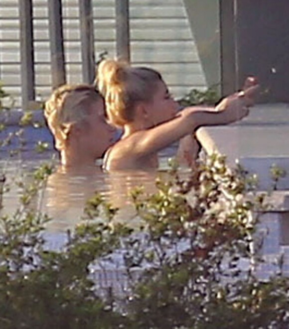 Exclusif - Justin Bieber et Hailey Baldwin très proches dans la piscine du chanteur chez lui à Beverly Hills, le 21 janvier 2015.