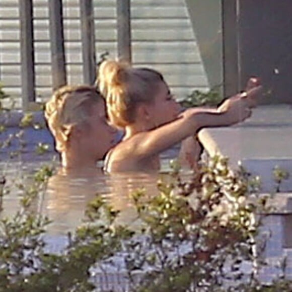 Exclusif - Justin Bieber et Hailey Baldwin très proches dans la piscine du chanteur chez lui à Beverly Hills, le 21 janvier 2015.