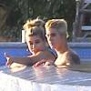 Exclusif - Justin Bieber et Hailey Baldwin très proches dans la piscine du chanteur chez lui à Beverly Hills, le 21 janvier 2015