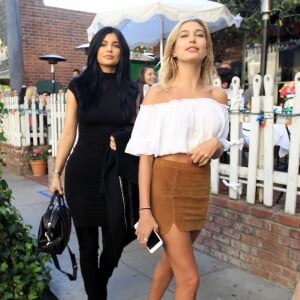 Kylie Jenner et Hailey Baldwin sont allées déjeuner au restaurant The Ivy à West Hollywood, le 17 décembre 2015