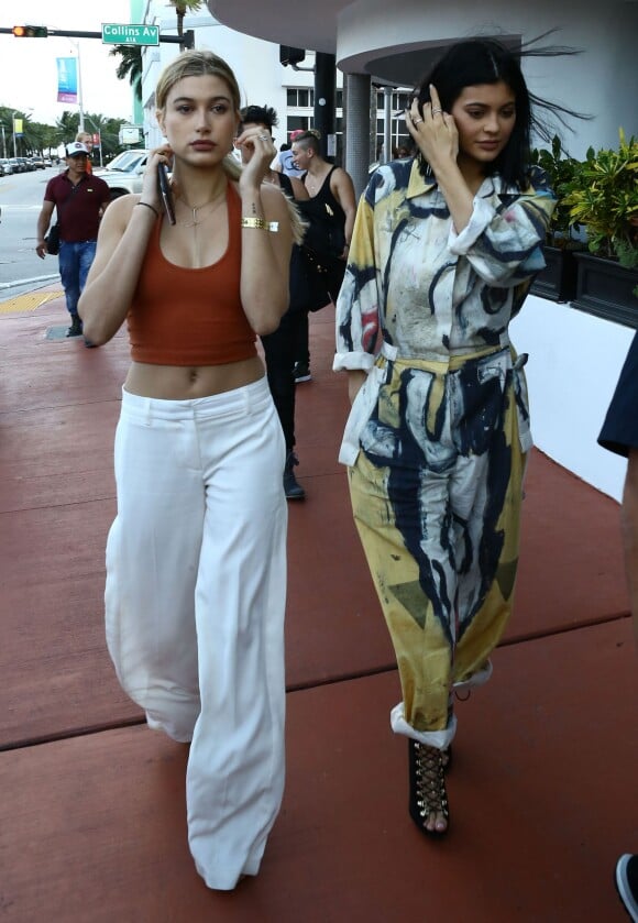 Kylie Jenner et Hailey Baldwin font du shopping dans les rues de Miami, le 6 décembre 2015