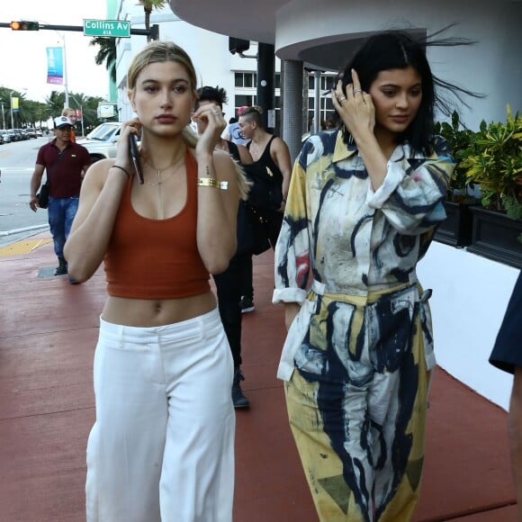 Kylie Jenner et Hailey Baldwin font du shopping dans les rues de Miami, le 6 décembre 2015