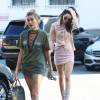Les deux amies Kendall Jenner et Hailey Baldwin arrivent chez Fred Segal pour un séance shopping à Los Angeles le 21 novembre 2015.