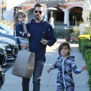 Scott Disick emmène ses enfants Mason et Penelope chez le plus gros libraire aux États-Unis Barnes & Noble à Calabasas, le 31 décembre 2015  Please hide children face prior publication TV Personality Scott Disick takes his kids Mason and Penelope to Barnes & Noble in Calabasas, California on December 31, 201531/12/2015 - Calabasas