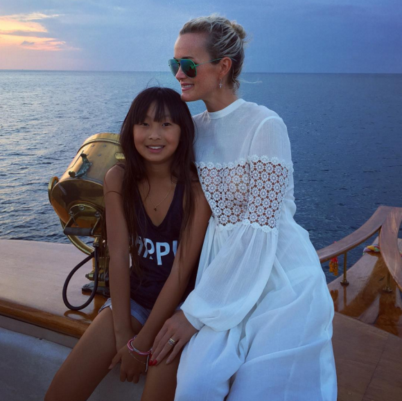 Laeticia Hallyday pose avec Jade en Thaïlande, janvier 2016.
