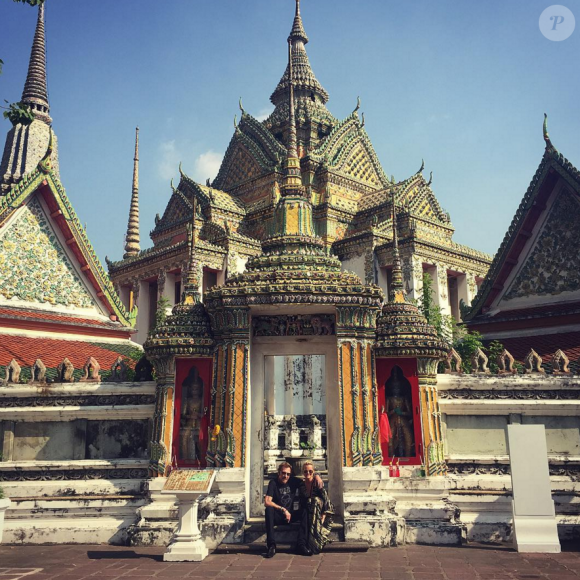 Johnny et Leaticia devant un temple à Bangkok - Johnny Hallyday en famille en Thaïlande, décembre 2015.