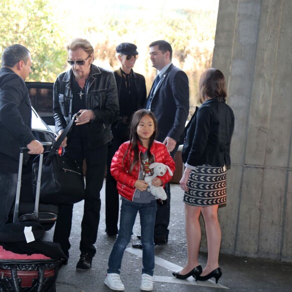 Exclusif - Johnny Hallyday, sa femme Laeticia et leurs filles Jade et Joy - La famille Hallyday arrive à l'aéroport de Roissy pour prendre un vol pour aller passer leurs vacances en Thaïlande avec des amis le 19 décembre 2015