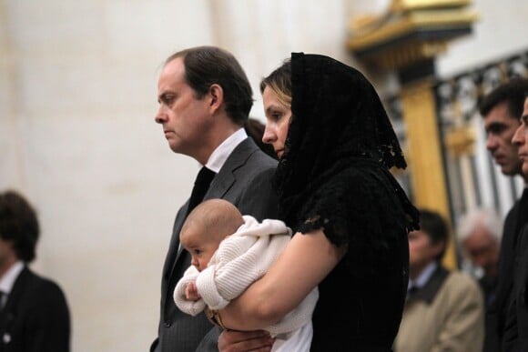 Le prince Jean d'Orléans et la princesse Philomena avec la toute jeune princesse Antoinette en mai 2012 aux obsèques d'Emmanuelle de Dampierre à Paris.