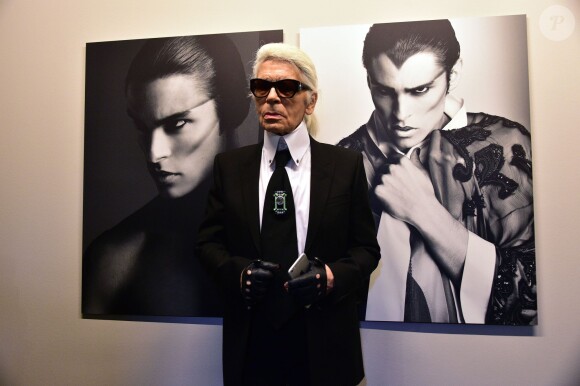 Karl Lagerfeld lors du vernissage de son exposition "Karl Lagerfeld, A Visual journey" à la Pinacothèque à Paris, le 15 octobre 2015.