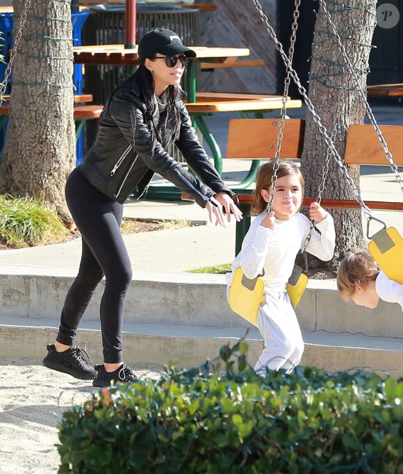 Kourtney Kardashian emmène ses enfants Mason et Penelope dans un parc à Pacific Palisades, le 4 janvier 2016.