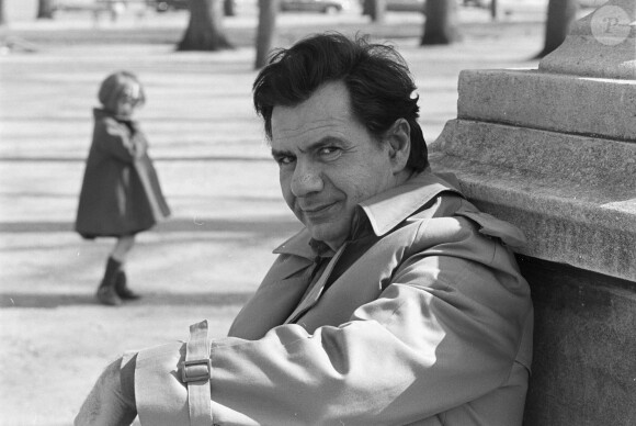Michel Galabru pose en imperméable à Paris le 9 avril 1976