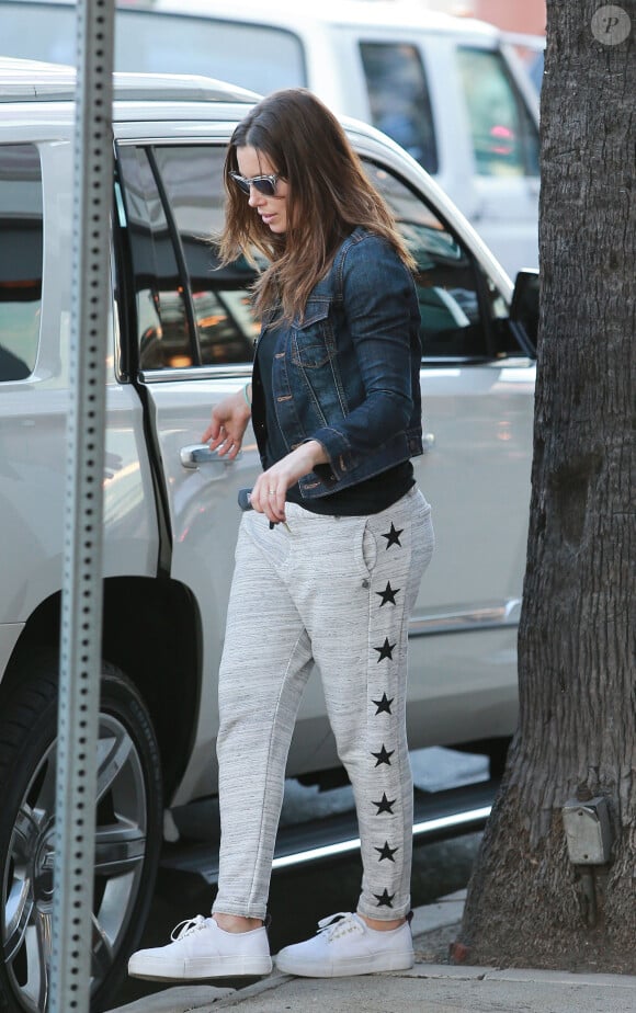 L'actrice Jessica Biel monte dans sa voiture à Studio City le 20 novembre 2015.