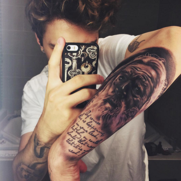 Xavier Dolan dévoile son nouveau tatouage (photo postée le 6 janvier 2016).