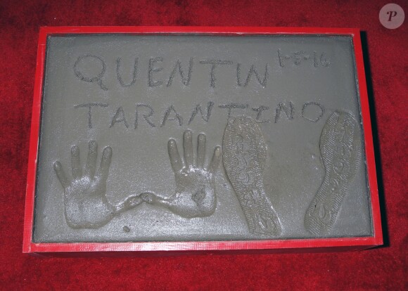 Empreintes de Quentin Tarantin - Quentin Tarantino laisse ses empreintes dans le ciment hollywoodien au TCL Chinese Theater à Hollywood, le 5 janvier 2016