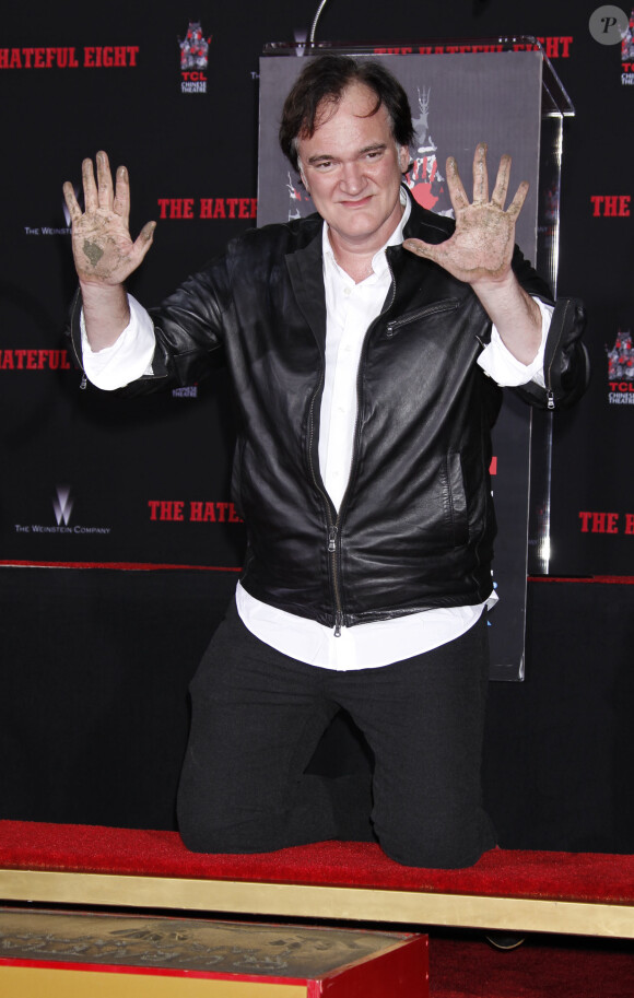Quentin Tarantino laisse ses empreintes dans le ciment hollywoodien au TCL Chinese Theater à Hollywood, le 5 janvier 2016