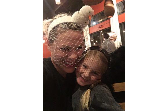 Pink et sa fille Willow. Photo postée sur Twitter, le 1er janvier 2016.