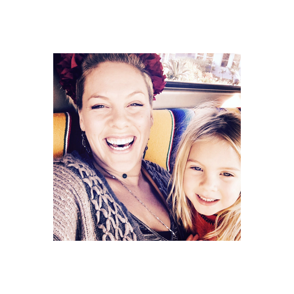 Pink et sa fille Willow. Photo postée sur Twitter, le 25 décembre 2015.