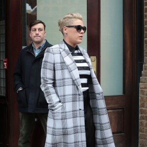 La chanteuse Pink quitte son hôtel de New York le 2 décembre 2015.