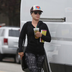 Exclusif - La chanteuse Pink a crevé un pneu de sa voiture en se rendant à son cours de gym à Santa Monica. Appelé à l'aide, son mari, Carey Hart, est venu la chercher pour la conduire à son cours. Le 11 juin 2015