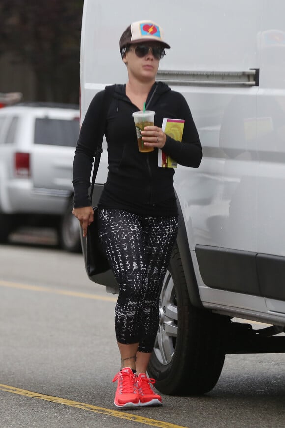 Exclusif - La chanteuse Pink a crevé un pneu de sa voiture en se rendant à son cours de gym à Santa Monica. Appelé à l'aide, son mari, Carey Hart, est venu la chercher pour la conduire à son cours. Le 11 juin 2015