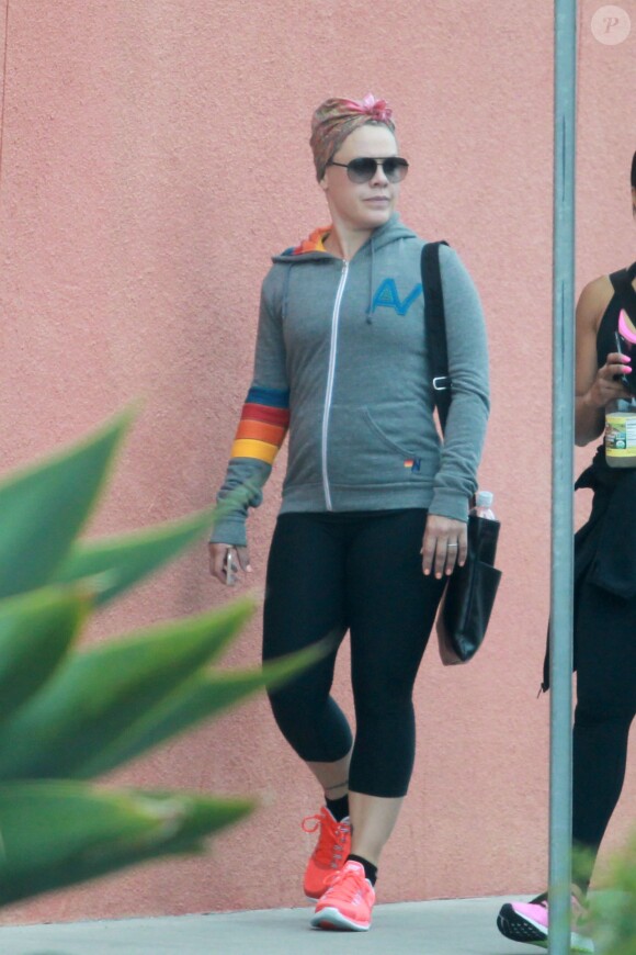 Exclusif - La chanteuse Pink (Alicia Moore) revient de son cours de gym avec une amie à Los Angeles le 9 juin 2015.
