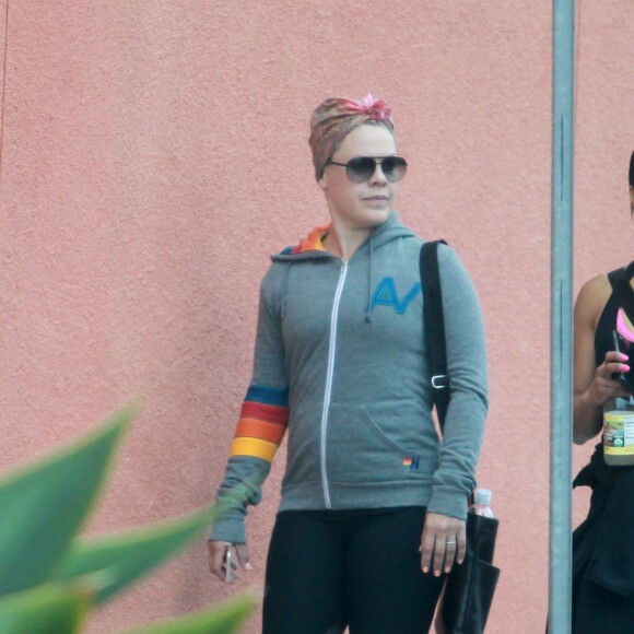 Exclusif - La chanteuse Pink (Alicia Moore) revient de son cours de gym avec une amie à Los Angeles le 9 juin 2015.