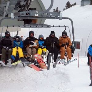 Exclusif - Pink, son mari Carey Hart et leur fille Willow font du ski en famille lors de leurs vacances dans la station de ski de Mammoth Mountain en Californie, le 29 décembre 2015.