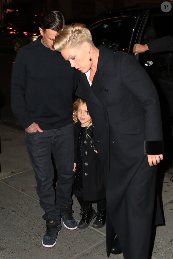 Carey Hart, sa femme Pink et leur fille Willow arrivent au restaurant Toloache de New York le 3 décembre 2015.