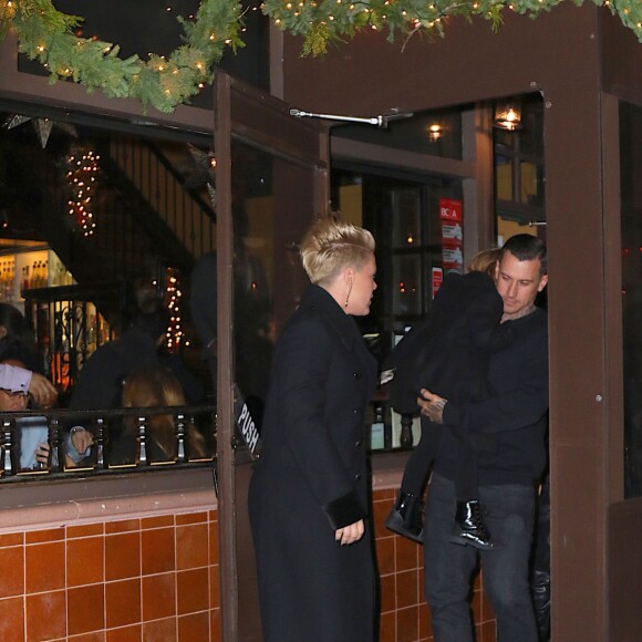 Carey Hart, sa femme Pink et leur fille Willow arrivent au restaurant Toloache de New York le 3 décembre 2015.