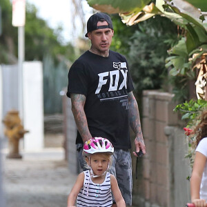 Exclusif - Pink se promène avec son mari Carey Hart et leur fille Willow à Venice le 19 octobre 2015.