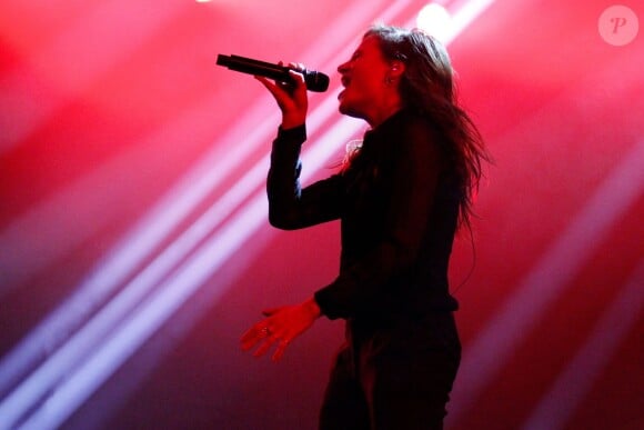 Christine and the Queens (Héloïse Letissier) en concert lors du Festival Fnac Live devant l'hôtel de ville de Paris, le 16 juillet 2015.