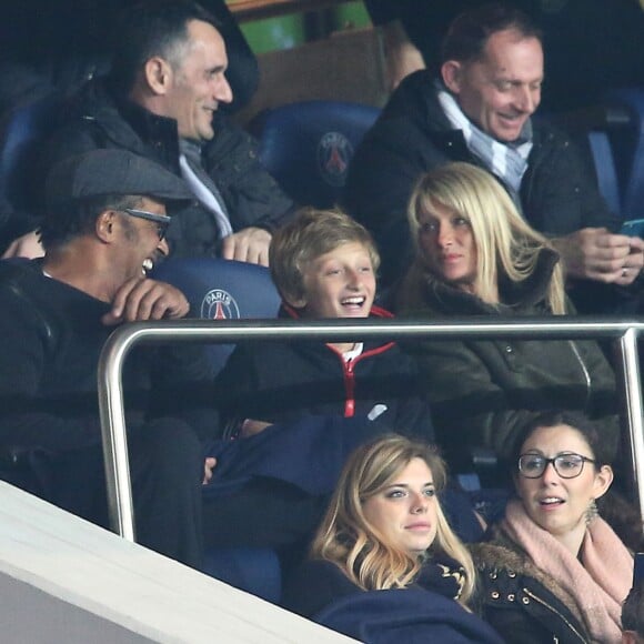 Yannick Noah, Isabelle Camus et leur fils Joalukas avaient le sourire lors du match de Ligue 1 PSG - Bastia lors de la 20e journée au Parc des Princes à Paris, le 8 janvier 2016