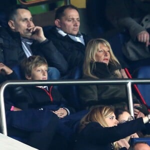 Yannick Noah avec Isabelle Camus et leur fils Joalukas lors du match de Ligue 1 PSG - Bastia lors de la 20e journée au Parc des Princes à Paris, le 8 janvier 2016