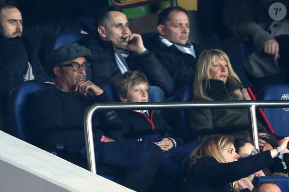 Yannick Noah avec Isabelle Camus et leur fils Joalukas lors du match de Ligue 1 PSG - Bastia lors de la 20e journée au Parc des Princes à Paris, le 8 janvier 2016