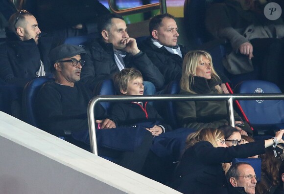 Yannick Noah avec Isabelle Camus et leur fils Joalukas lors du match de Ligue 1 PSG - Bastia lors de la 20e journée au Parc des Princes à Paris, le 8 janvier 2016