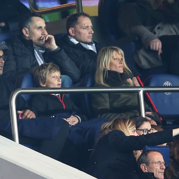 Yannick Noah avec Isabelle Camus et leur fils Joalukas lors du match de Ligue 1 PSG - Bastia lors de la 20e journée au Parc des Princes à Paris, le 8 janvier 2016