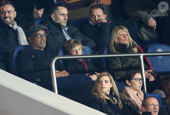 Yannick Noah avec Isabelle Camus et leur fils Joalukas lors du match de Ligue 1 PSG - Bastia lors de la 20e journée au Parc des Princes à Paris, le 8 janvier 2016