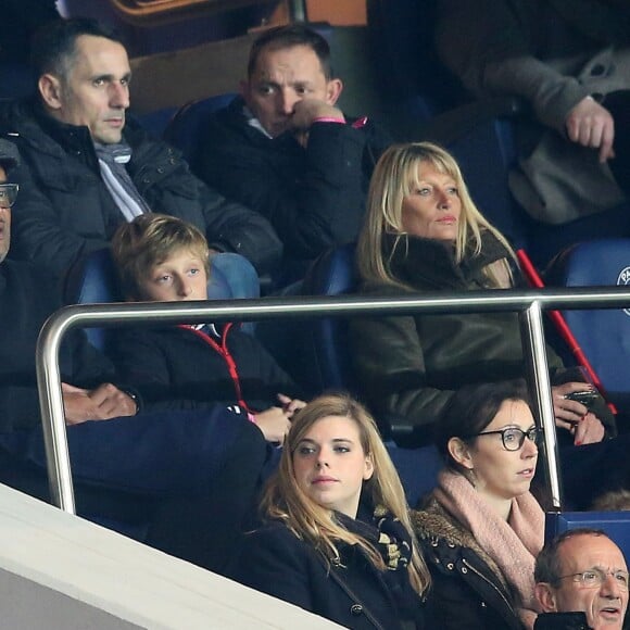 Yannick Noah avec Isabelle Camus et leur fils Joalukas lors du match de Ligue 1 PSG - Bastia lors de la 20e journée au Parc des Princes à Paris, le 8 janvier 2016