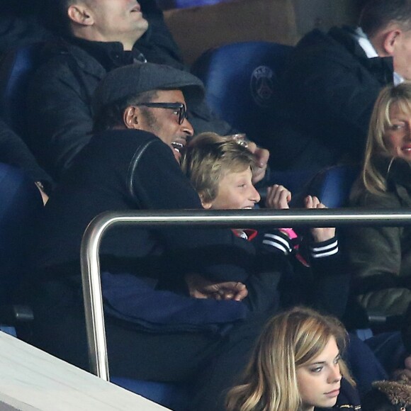 Yannick Noah, Isabelle Camus et leur fils Joalukas célèbrent la victoire du PSG face à Bastia lors de la 20e journée au Parc des Princes à Paris, le 8 janvier 2016