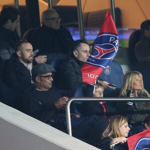 Yannick Noah avec Isabelle Camus et leur fils Joalukas lors du match de Ligue 1 PSG - Bastia lors de la 20e journée au Parc des Princes à Paris, le 8 janvier 2016