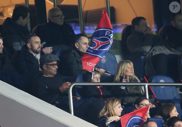 Yannick Noah avec Isabelle Camus et leur fils Joalukas lors du match de Ligue 1 PSG - Bastia lors de la 20e journée au Parc des Princes à Paris, le 8 janvier 2016
