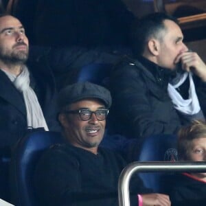 Yannick Noah avec Isabelle Camus et leur fils Joalukas lors du match de Ligue 1 PSG - Bastia lors de la 20e journée au Parc des Princes à Paris, le 8 janvier 2016