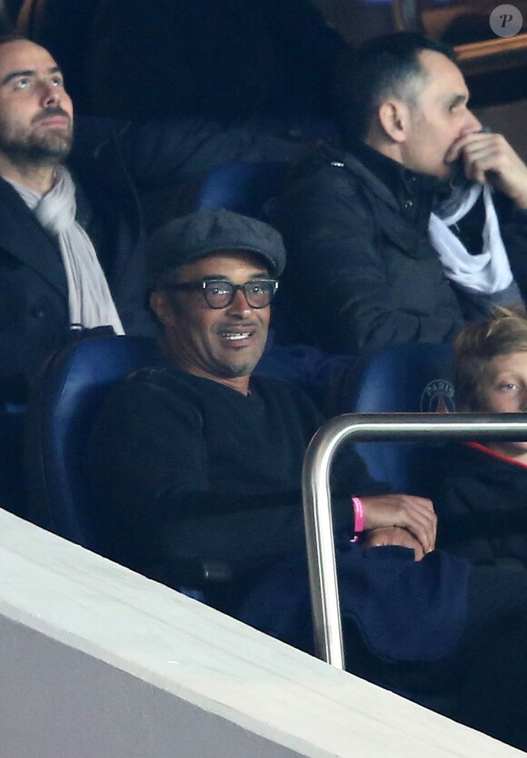 Yannick Noah avec Isabelle Camus et leur fils Joalukas lors du match de Ligue 1 PSG - Bastia lors de la 20e journée au Parc des Princes à Paris, le 8 janvier 2016