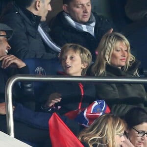 Yannick Noah avec Isabelle Camus et leur fils Joalukas lors du match de Ligue 1 PSG - Bastia lors de la 20e journée au Parc des Princes à Paris, le 8 janvier 2016