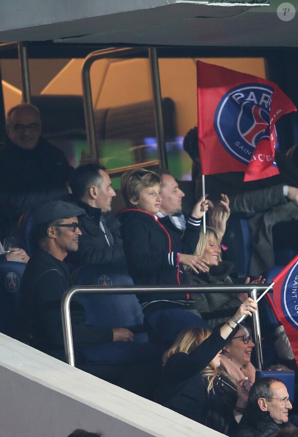 Yannick Noah avec Isabelle Camus et leur fils Joalukas lors du match de Ligue 1 PSG - Bastia lors de la 20e journée au Parc des Princes à Paris, le 8 janvier 2016